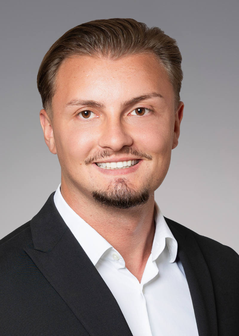 Ukë Kamishaj Client Advisor