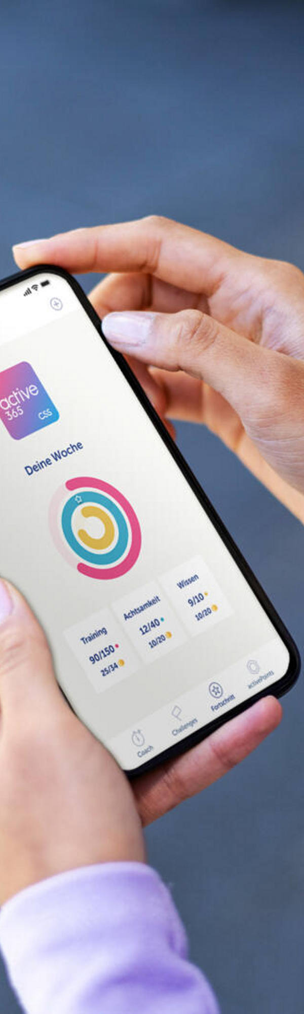 Eine Frau hält ein Handy und betrachtet die active365-App.
