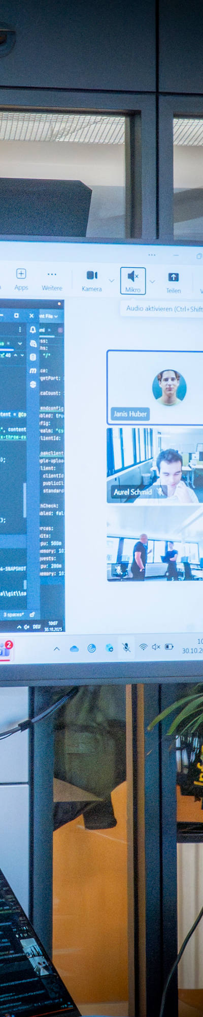 applikationsentwickler-lehre-mann-bildschirm-informatik-arbeit-screen-d-1.jpg