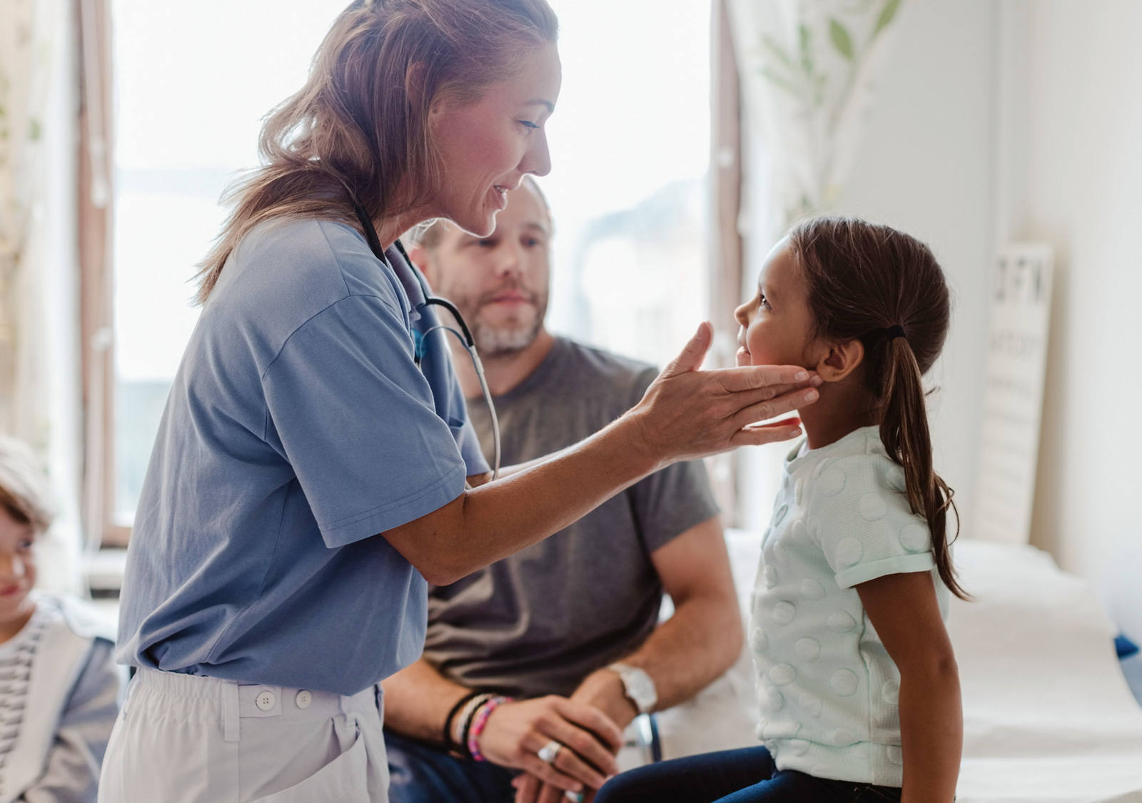 Ärztin untersucht junge Patientin in Arzt-Praxis.