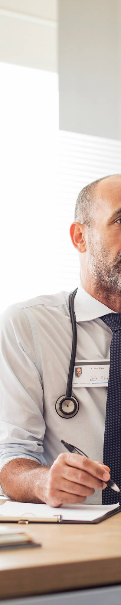 Le médecin discute avec le patient au cabinet médical.