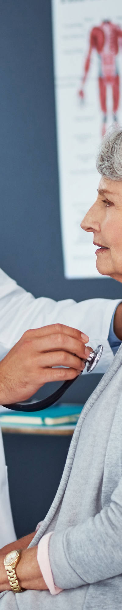 Le médecin examine les battements cardiaques d’une patiente.