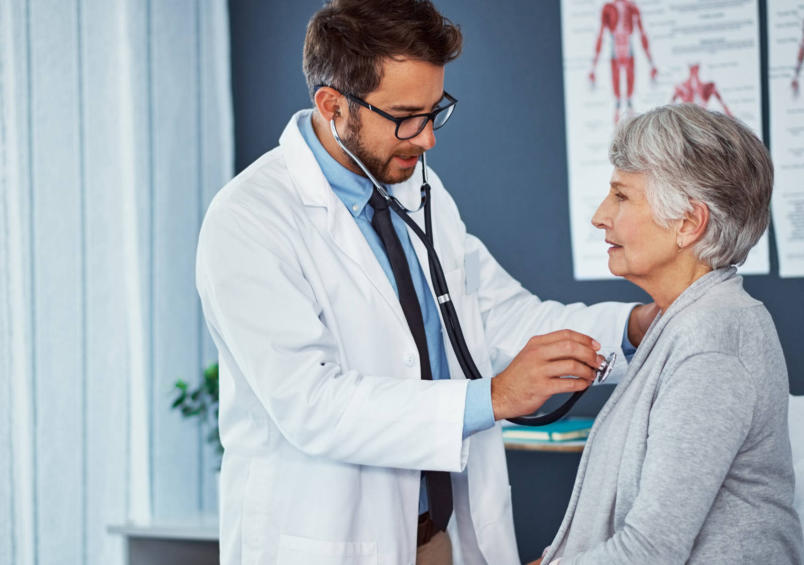 Arzt untersucht Herztöne einer Patientin.