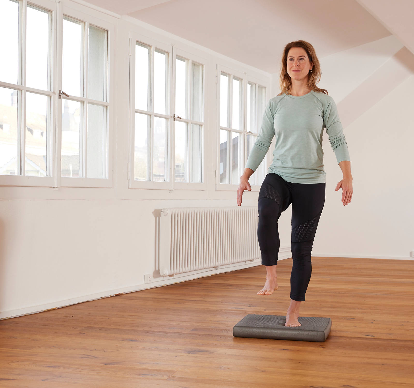 Allenamento con il Balance-pad: in piedi su una gamba