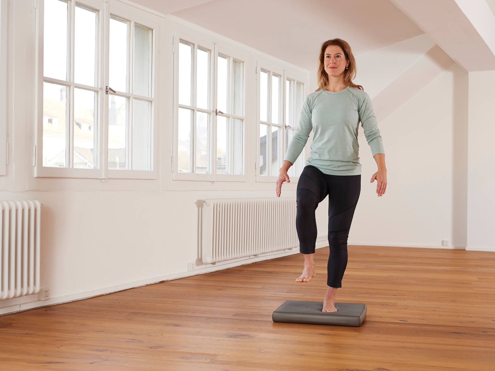 Allenamento con il Balance-pad: in piedi su una gamba