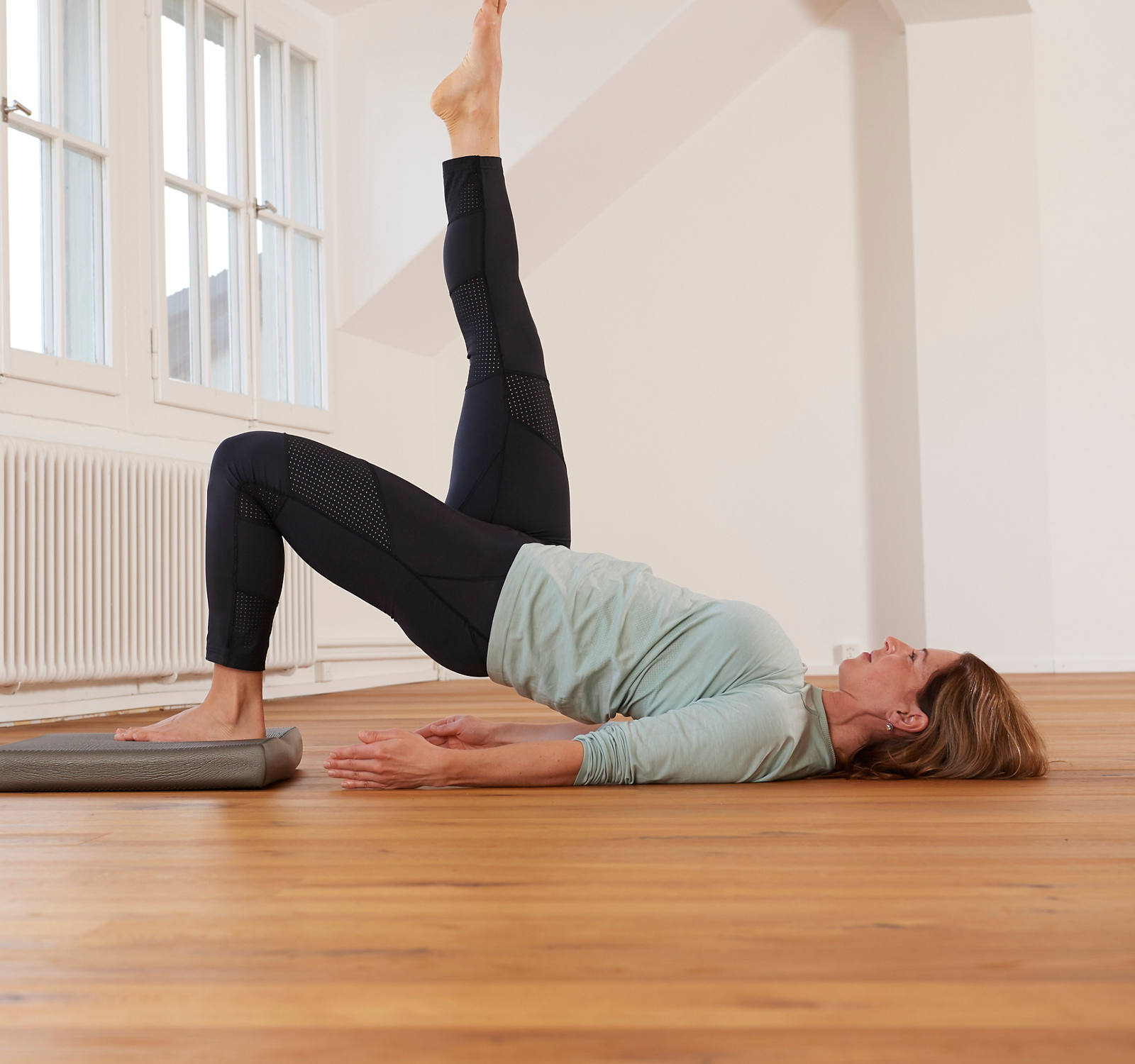 Balance Pad training: Shoulder bridge, advanced level