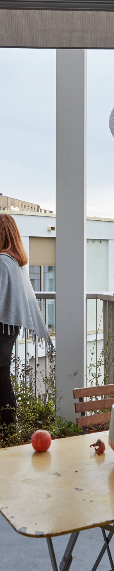 Zwei Frauen unterhalten sich auf dem Balkon