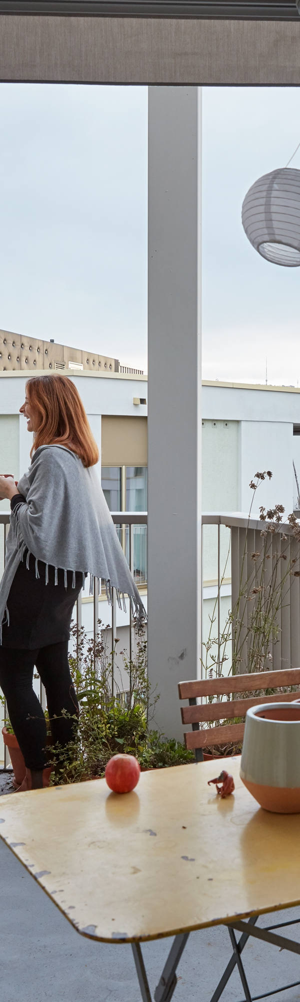 Zwei Frauen unterhalten sich auf dem Balkon