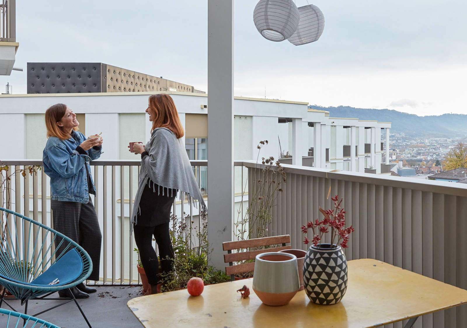 Zwei Frauen unterhalten sich auf dem Balkon