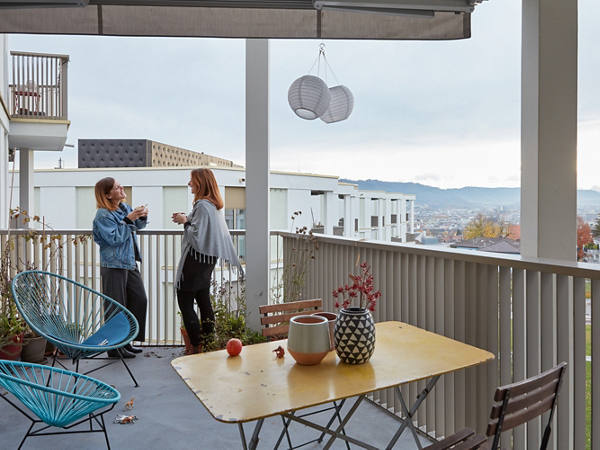 Zwei Frauen unterhalten sich auf dem Balkon