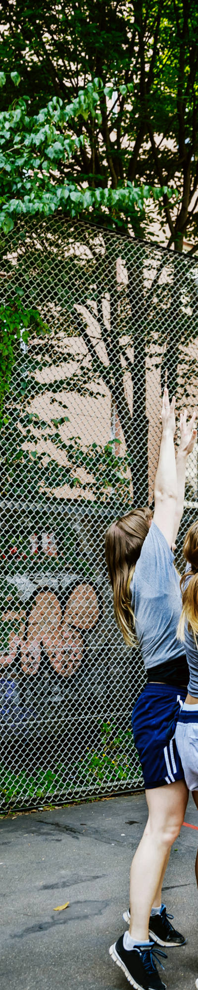 Jugendliche spielen Basketball