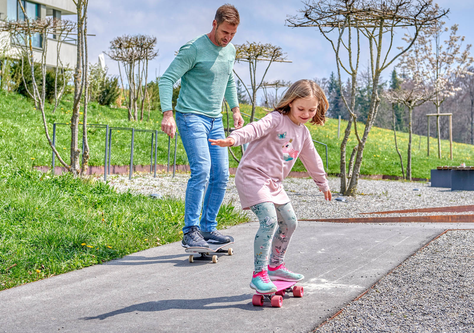 Vater und Tochter üben Skateboard fahren
