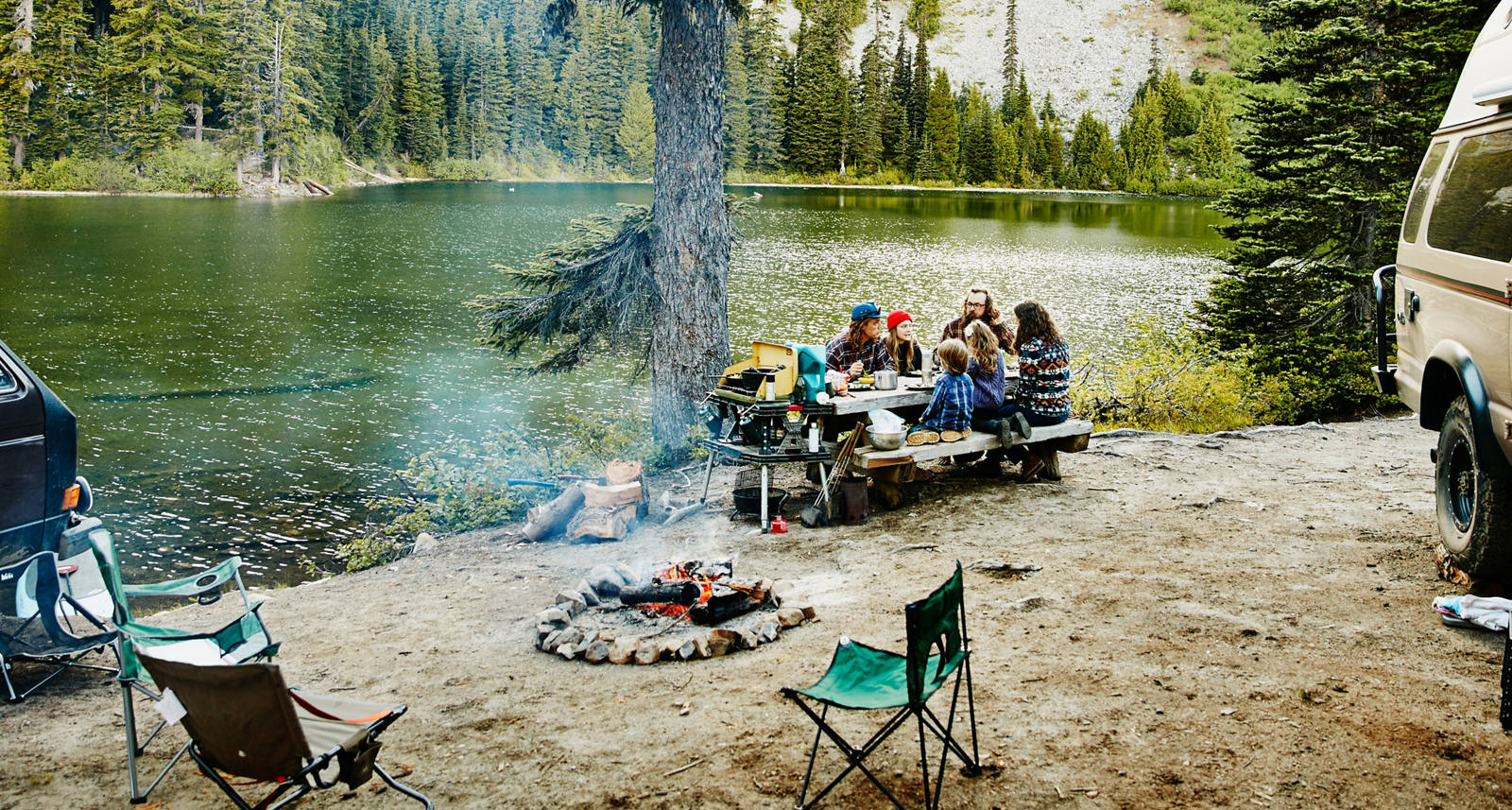 Eine Familie campiert wild in einem Wald mit See