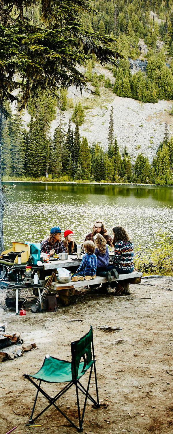 Eine Familie campiert wild in einem Wald mit See
