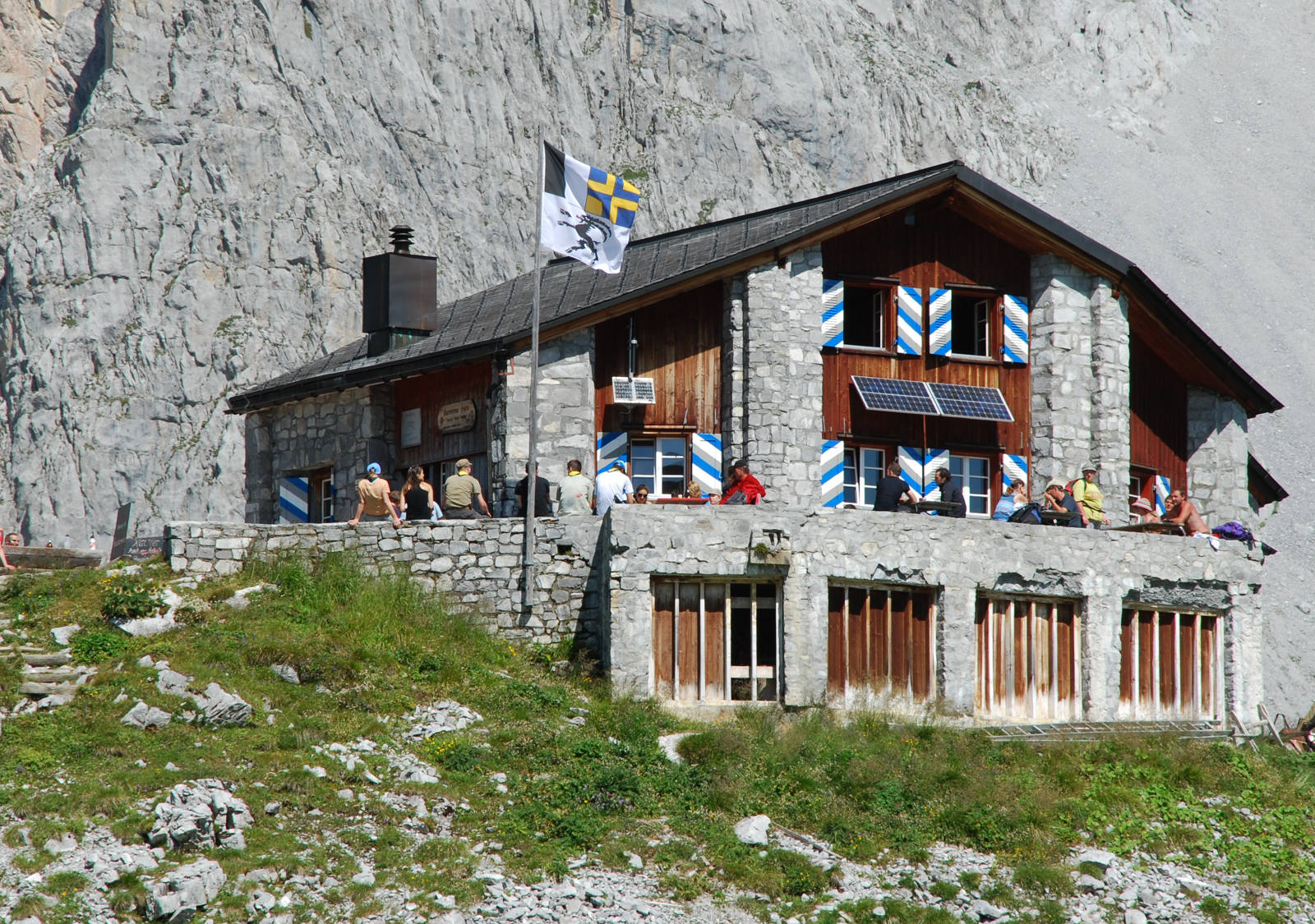 Cabane de Carschina au soleil