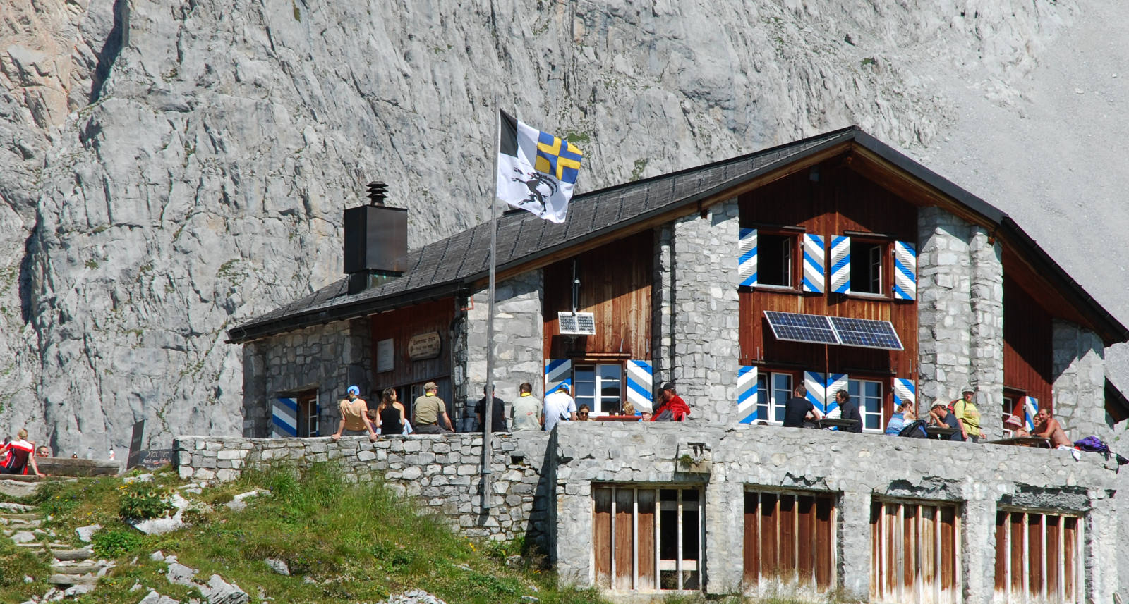 Carschinahütte bei Sonnenschein