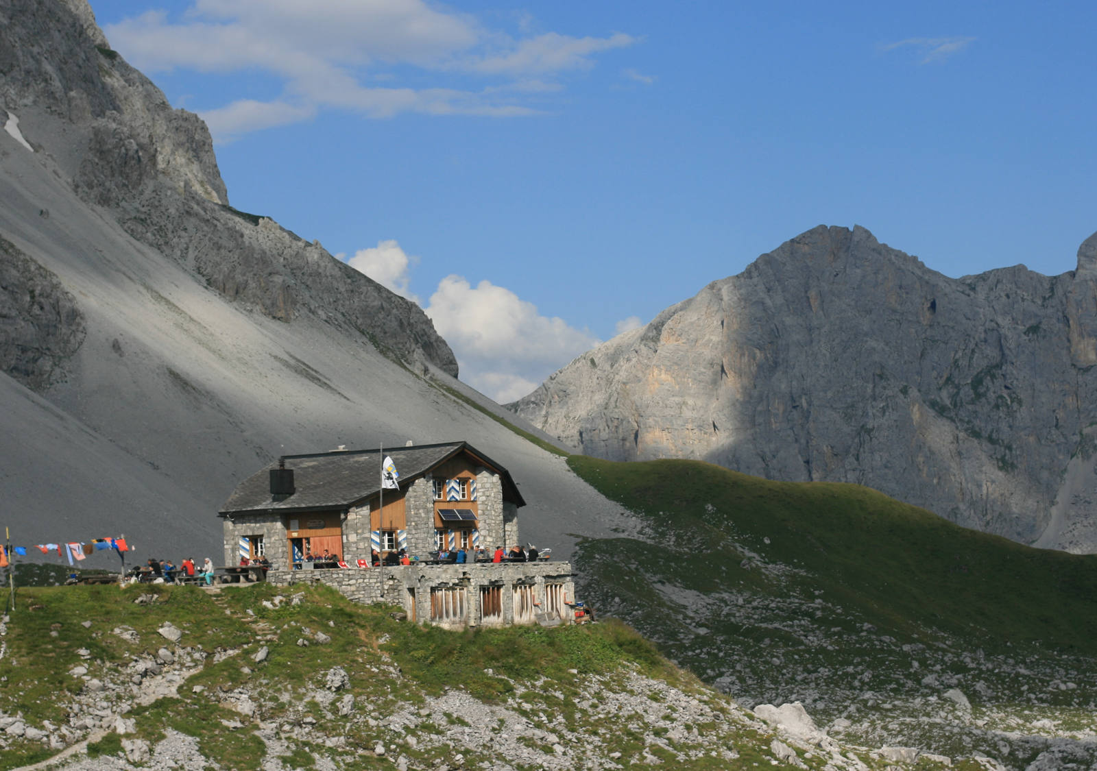 Carschinahütte in der Berglandschaft
