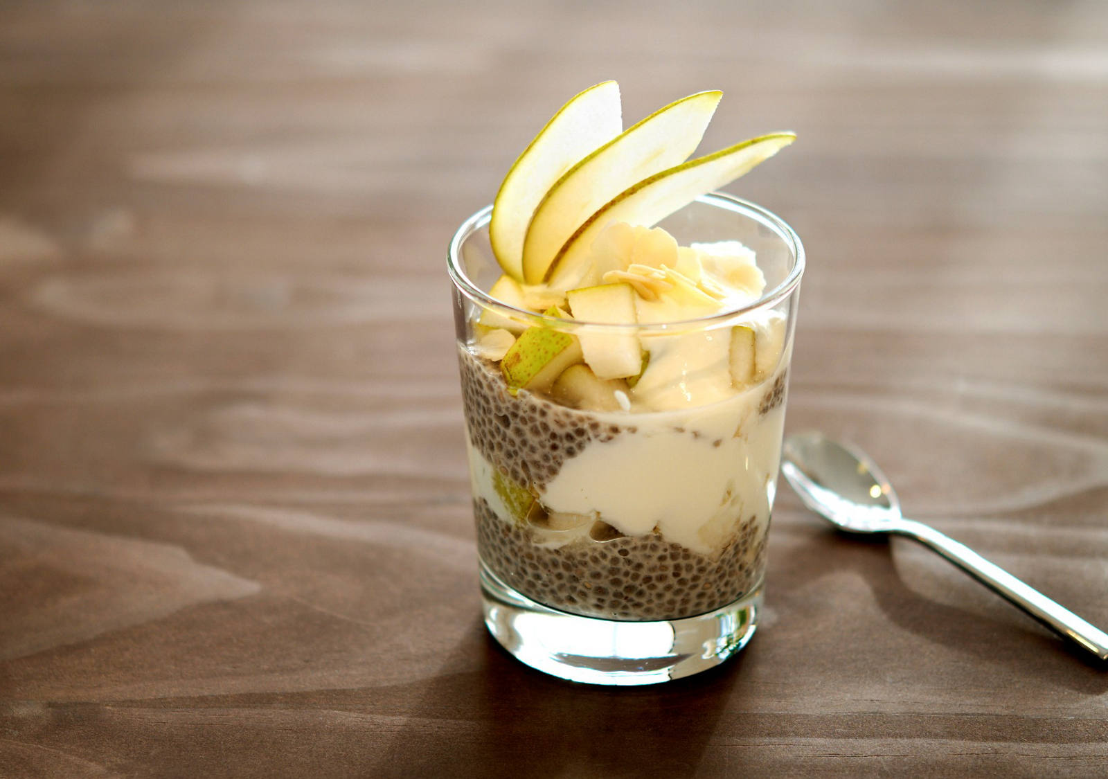 Un pudding de chia onctueux et sucré avec des poires fraîches et du sirop d’érable: un délice sain qui rassasie longtemps.