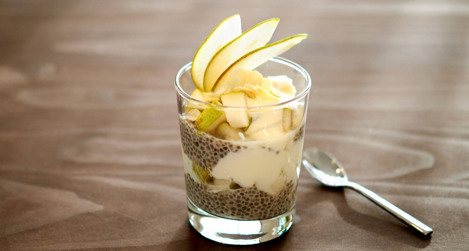 Un pudding de chia onctueux et sucré avec des poires fraîches et du sirop d’érable: un délice sain qui rassasie longtemps.