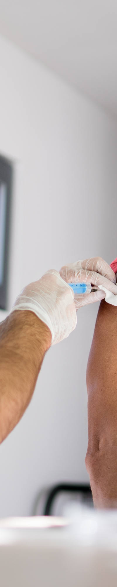 Älterer Mann erhält Impfung