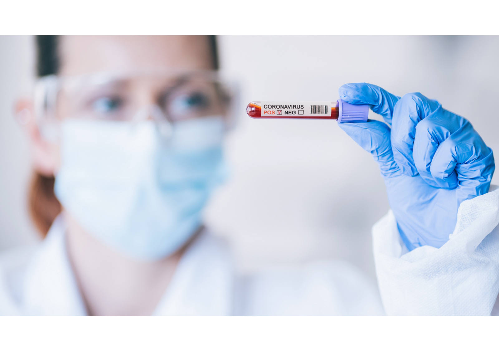 Frau mit Maske und Handschuhe im Labor