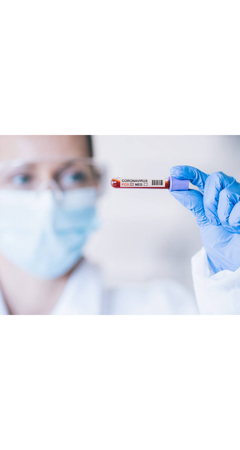 Frau mit Maske und Handschuhe im Labor