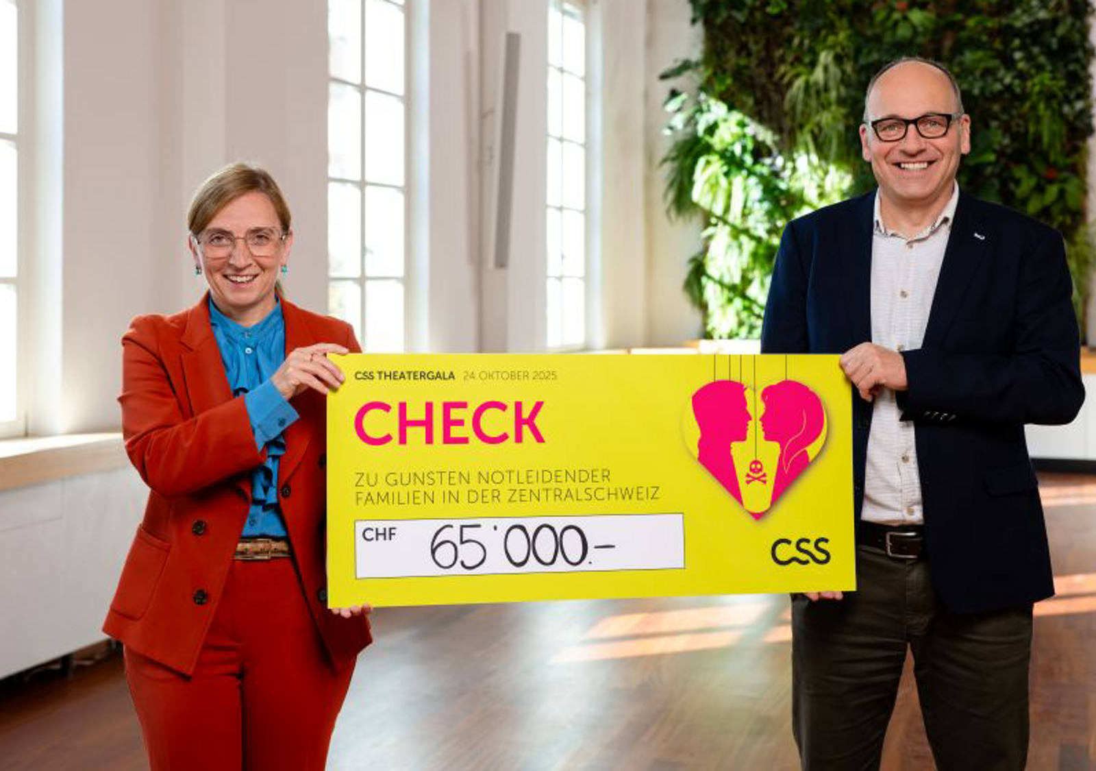 Philomena Colatrella, CEO der CSS, überreicht den Check an Daniel Furrer, Geschäftsleiter der Caritas Zentralschweiz 