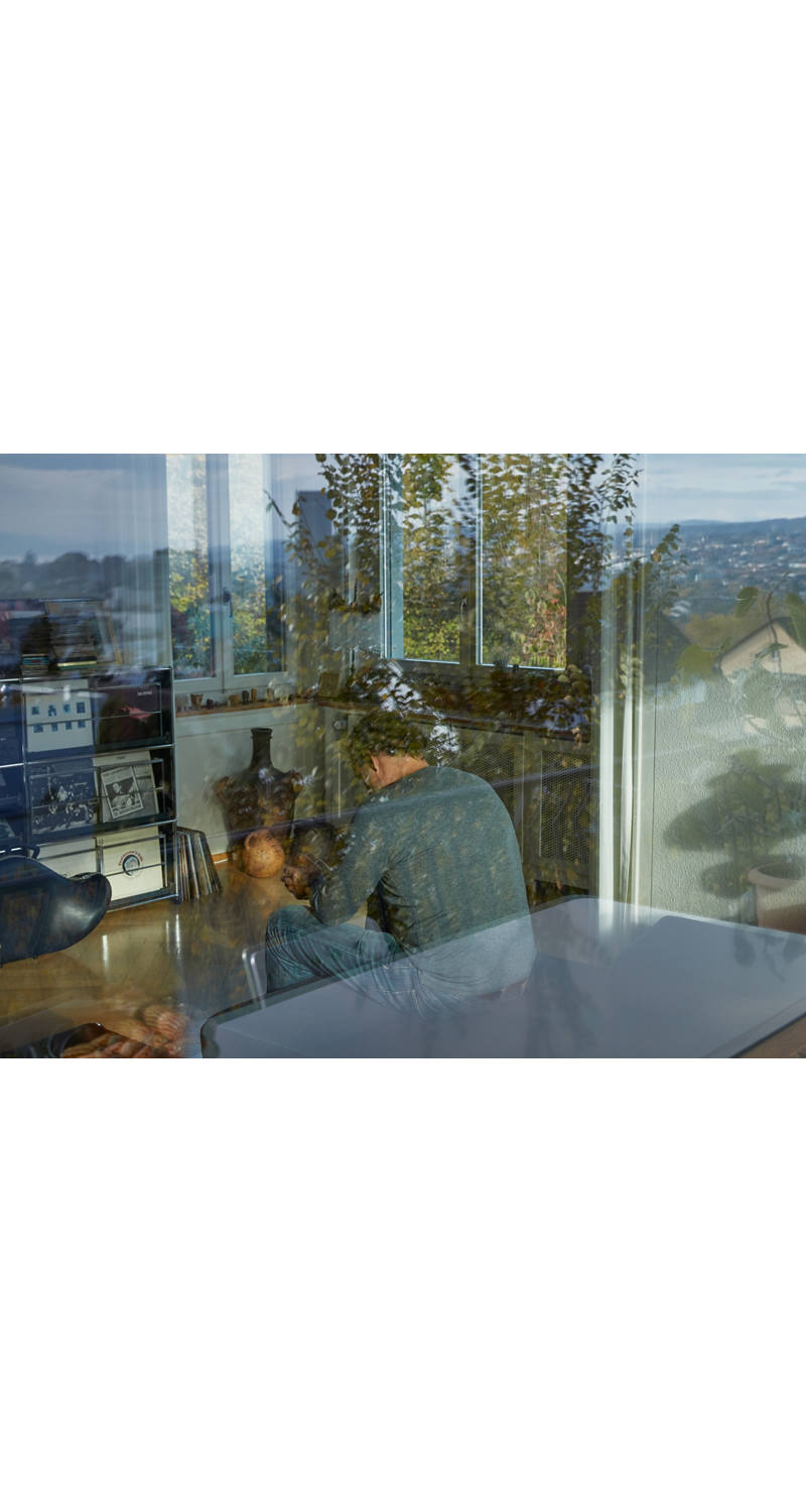  Un homme réfléchi est malheureux dans son salon.