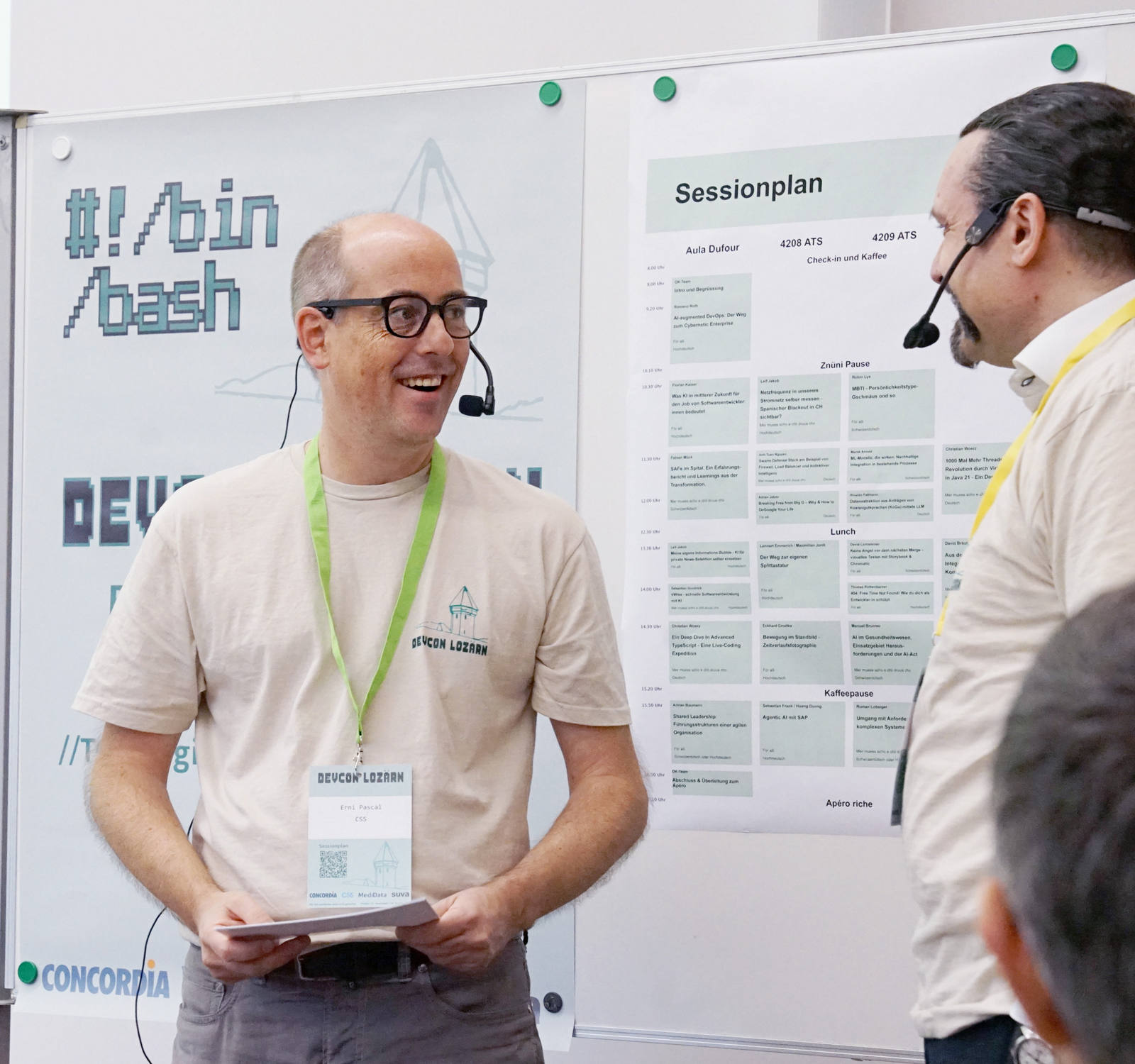 Pascal Erni begrüsst den Keynote-Speaker Romano Roth