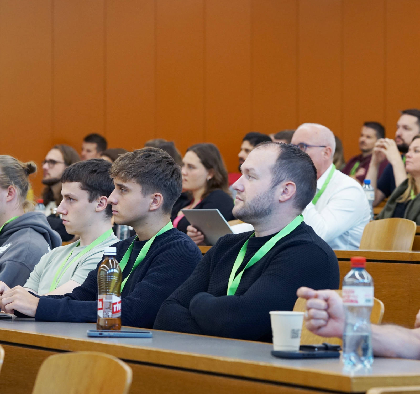 Teilnehmende der DevCon Lozärn 2025 hören gespannt einer Session zu. 