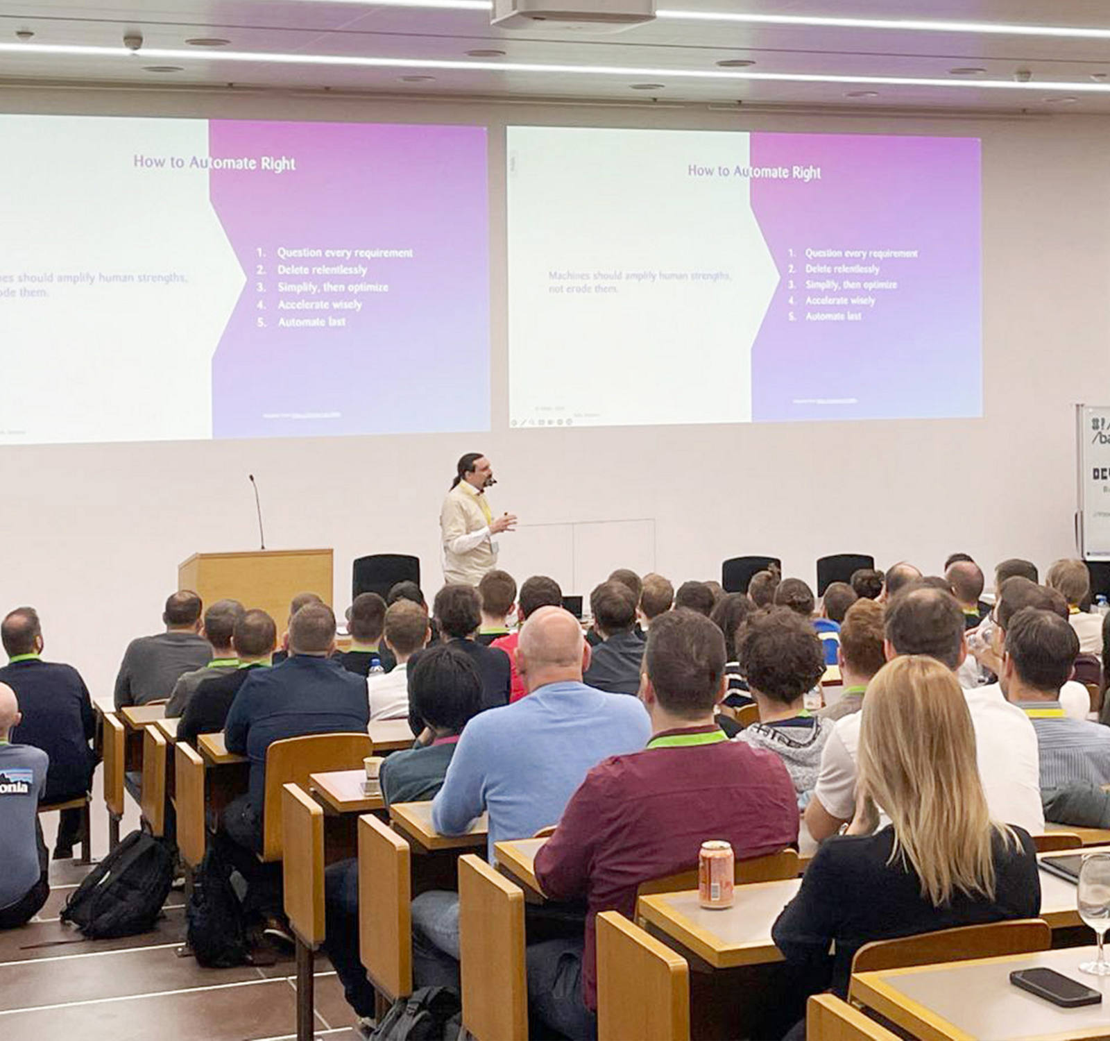 Teilnehmende der DevCon Lozärn 2025 hören der ersten Keynote Session von Romano Roth zu.