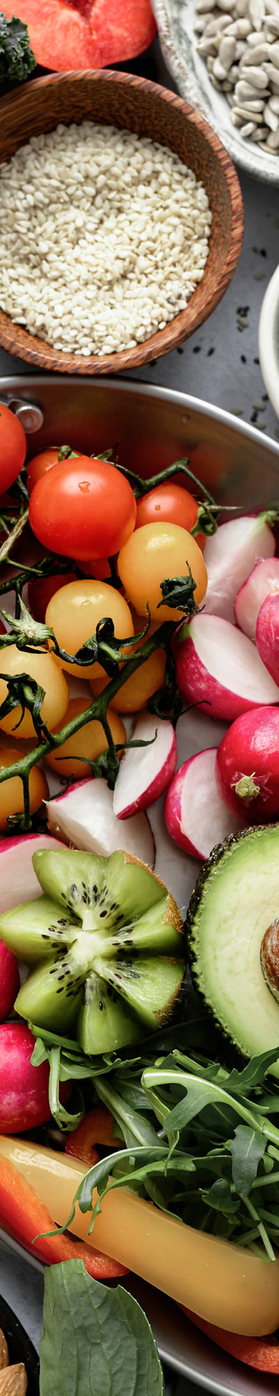 Un insieme di cibi diversi contenenti ferro presentati con cura in ciotole.