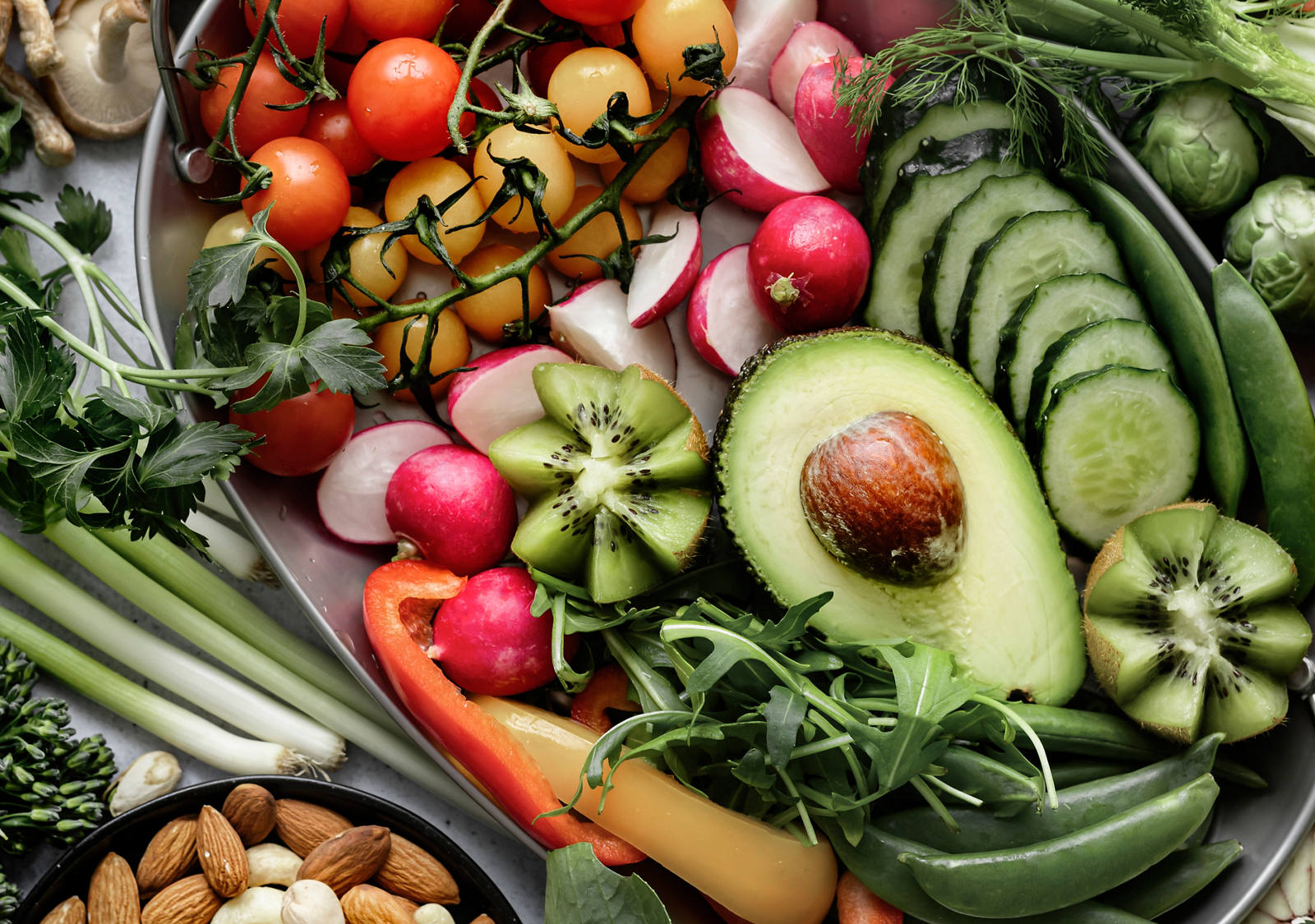 Un insieme di cibi diversi contenenti ferro presentati con cura in ciotole.