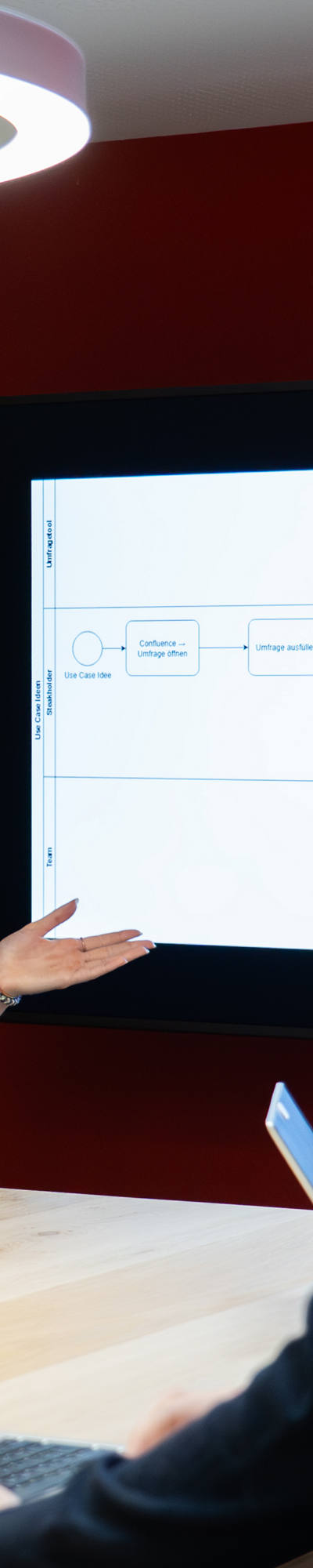 entwickler-digitales-business-meeting-arbeit-screen-praesentation-d-1.jpg
