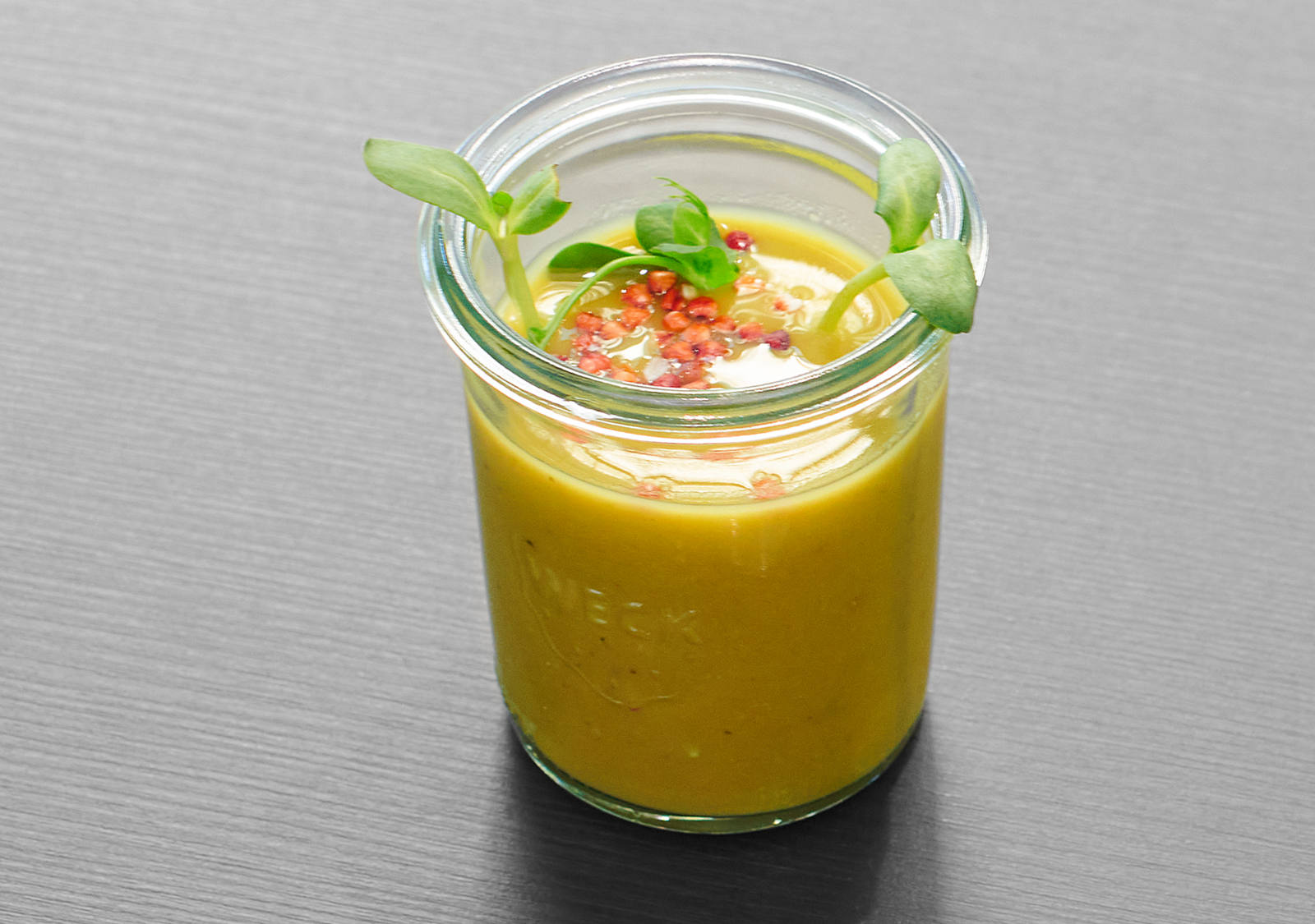 Zuppa di piselli con grano saraceno soffiato e germogli di piselli