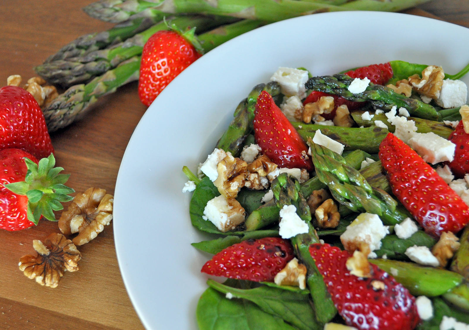 erdbeeren-spargel-salat-vorspeise-feta-baumnuss.jpg