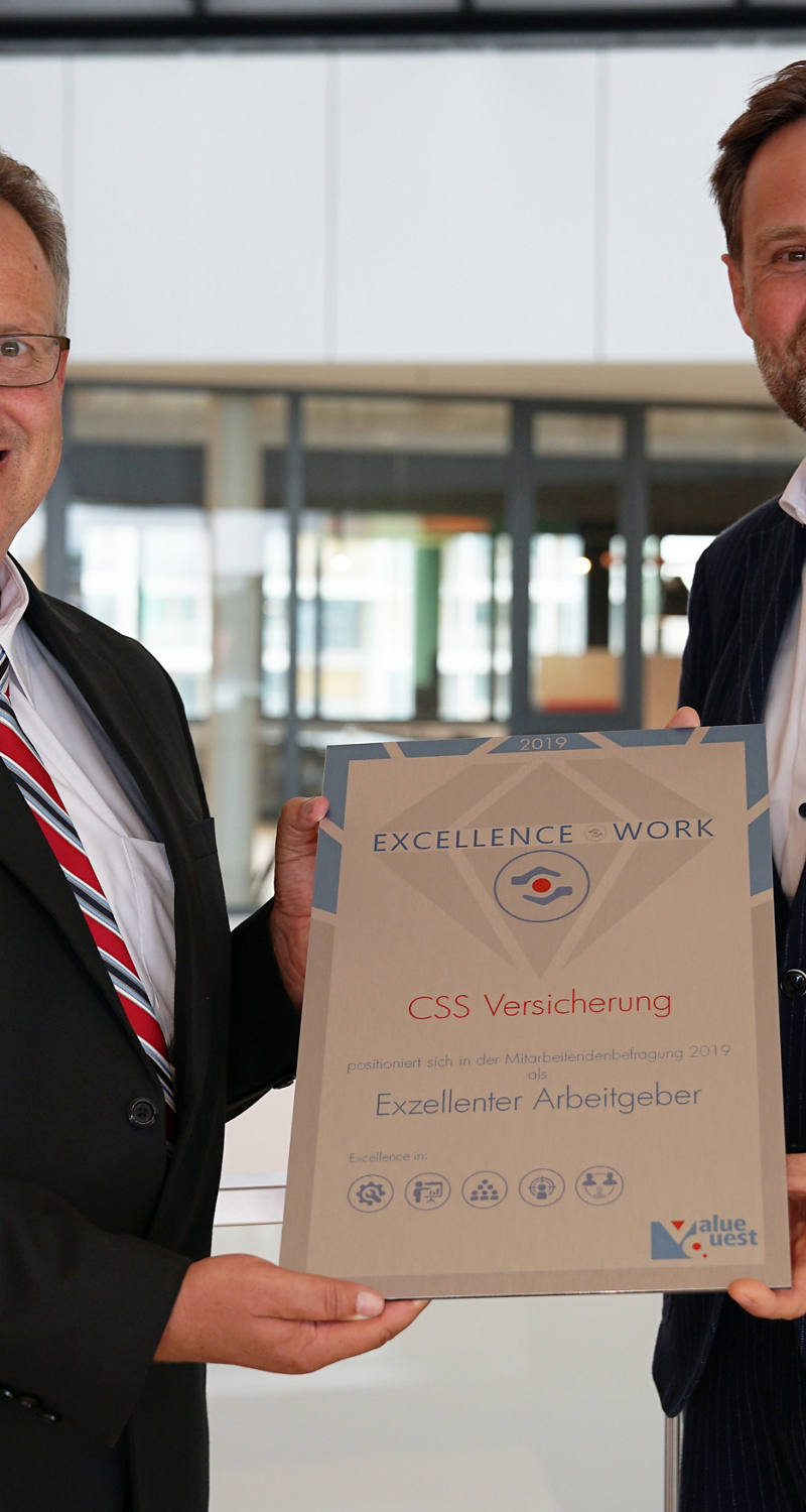 Bruno Catellani von ValueQuest überreicht den Award an unseren Leiter HR, Daniel Zimmermann.