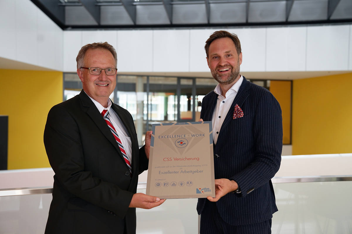 Bruno Catellani von ValueQuest überreicht den Award an unseren Leiter HR, Daniel Zimmermann.