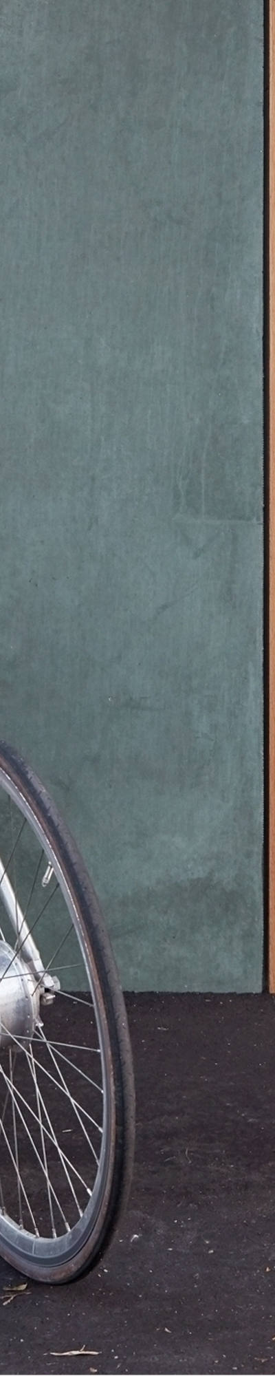 Vélo fermé devant un bâtiment