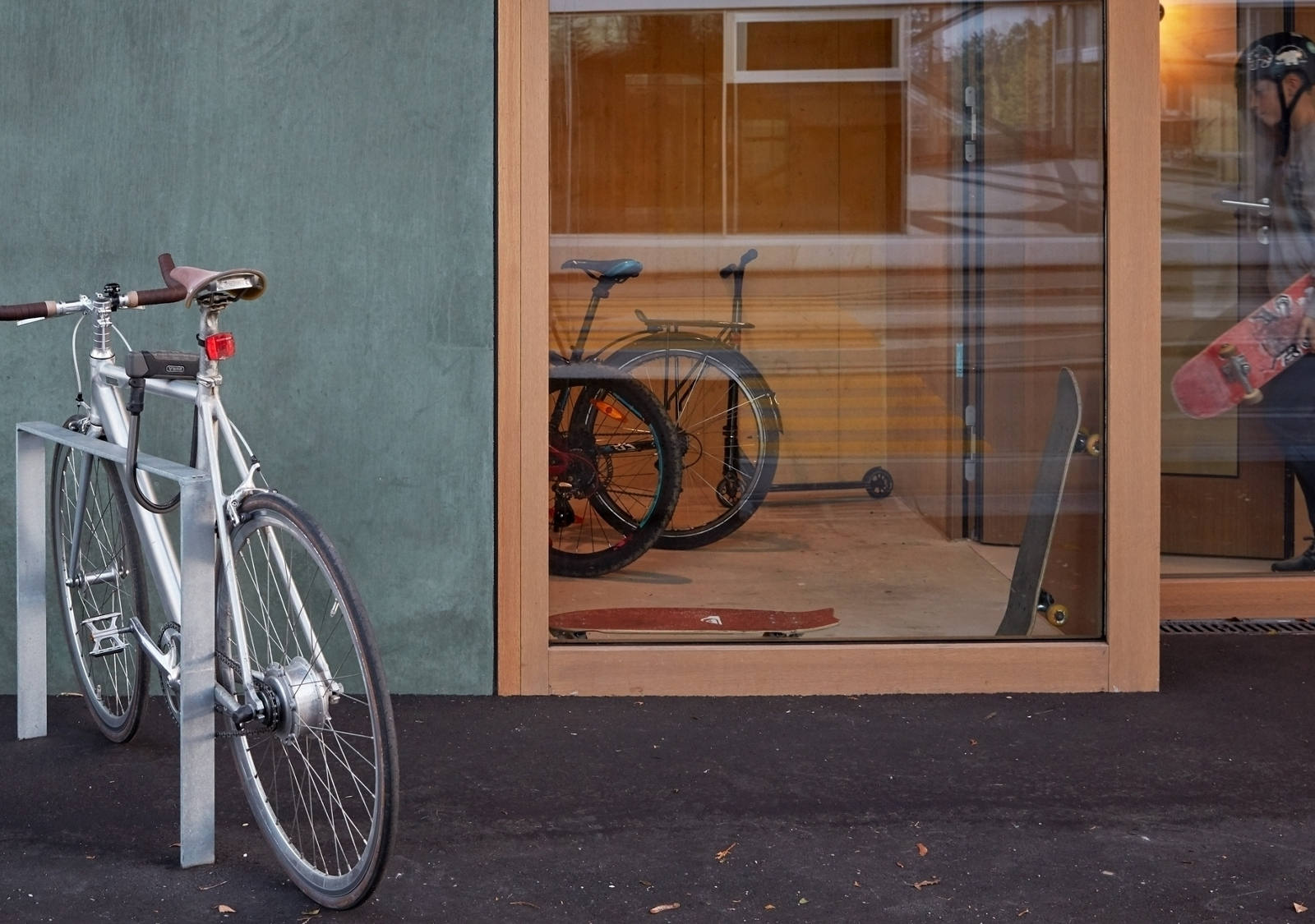 Abgeschlossenes Fahrrad vor Turnhalle