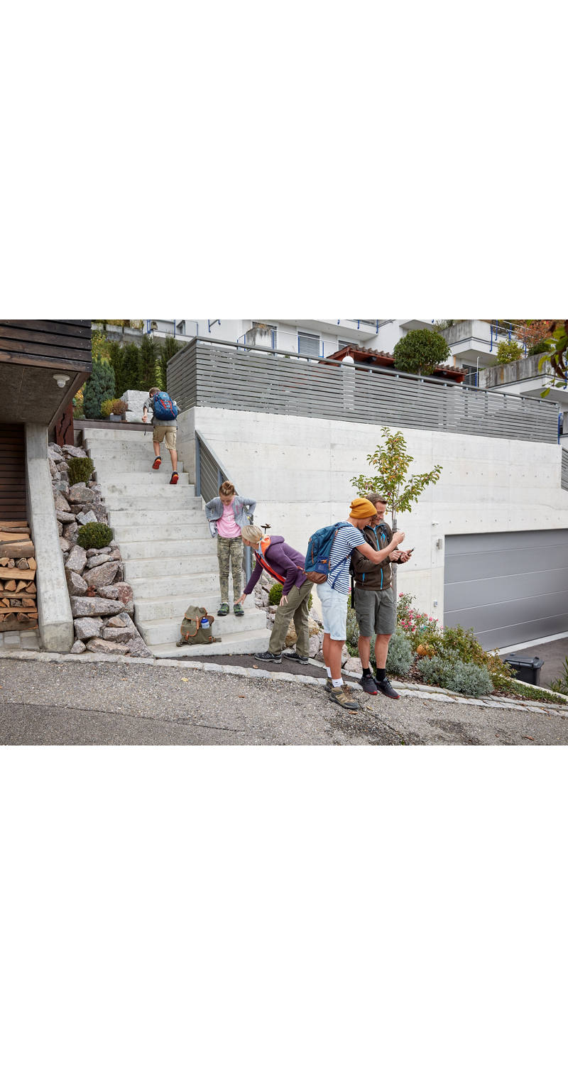 La famille se réunit devant la maison et fait une excursion.