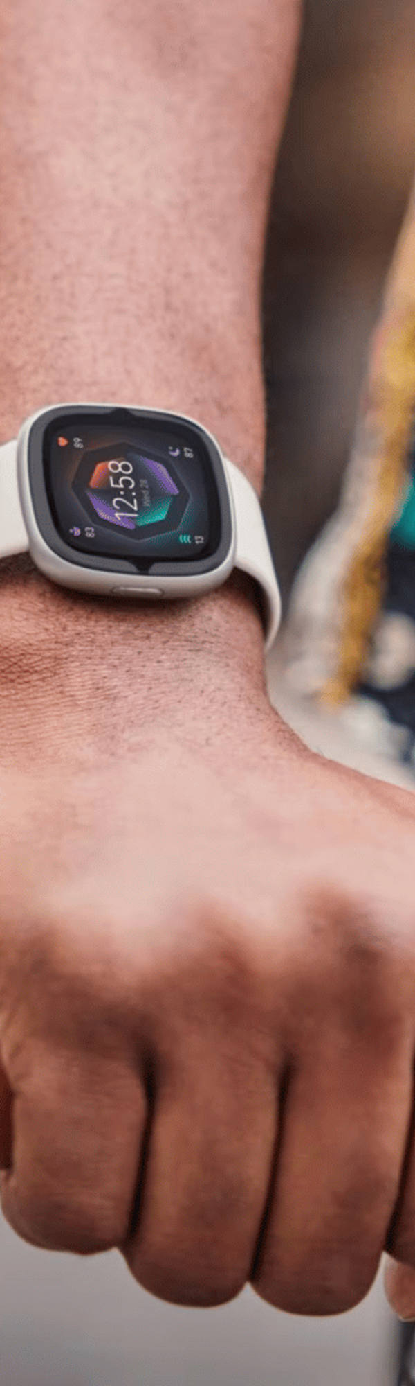 Smartwatch von Fitbit an Armgelenk eines Fahrradfahrers.