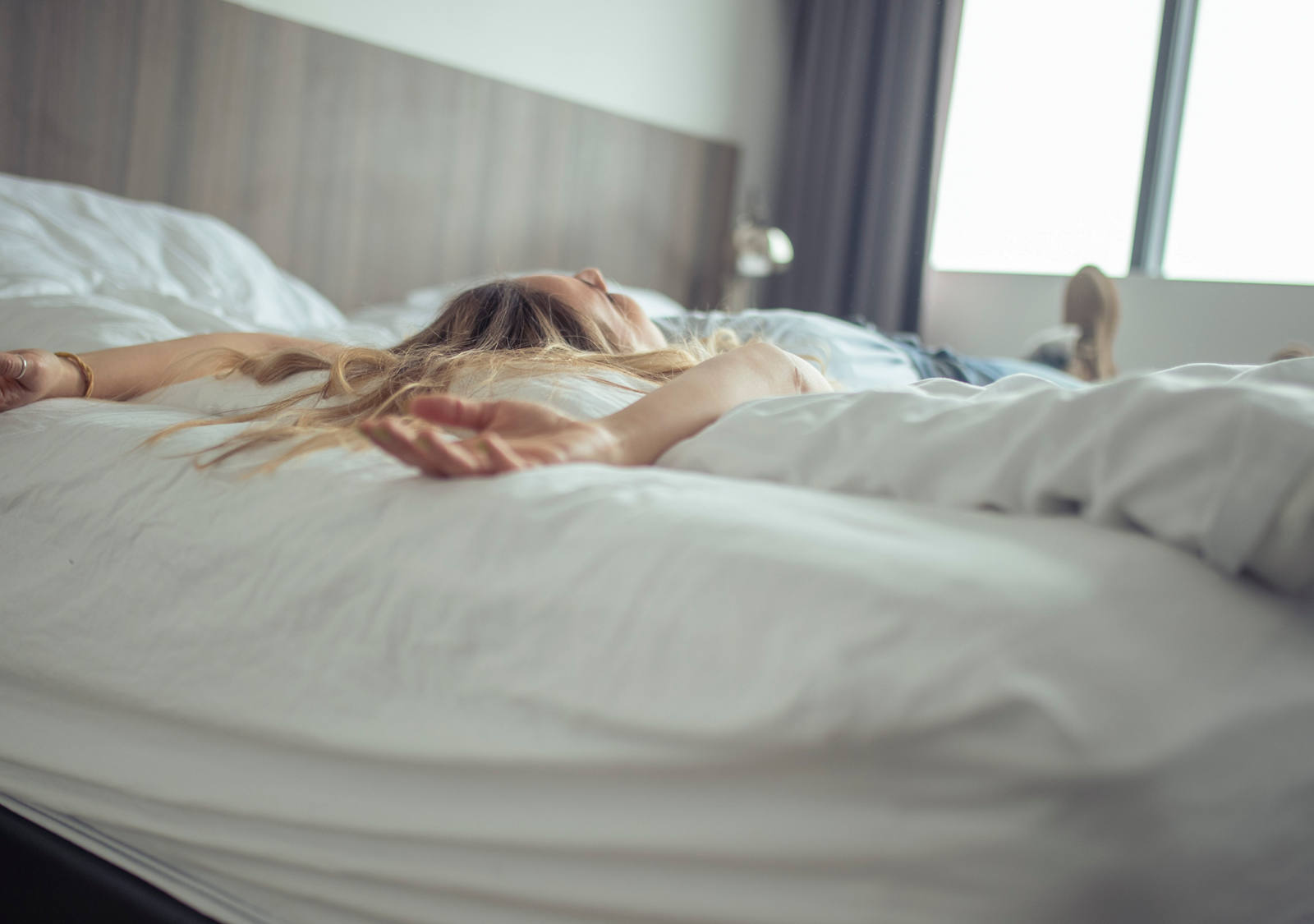 Femme allongée sur le lit