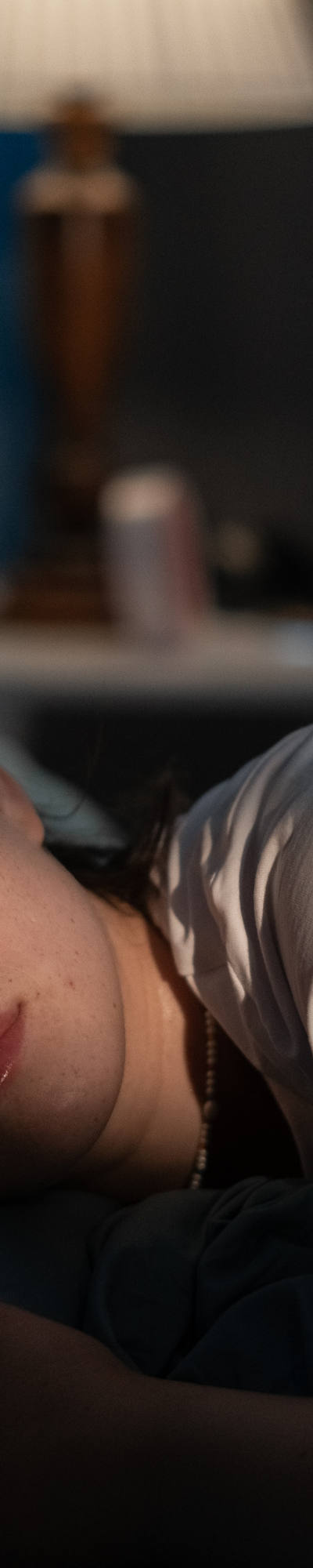 Eine Frau liegt müde im Bett und findet ihren Schlaf nicht.