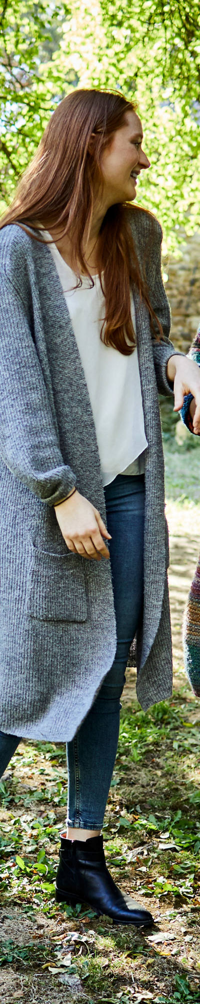 La mère et la fille adultes discutent de bonne humeur dans le jardin.