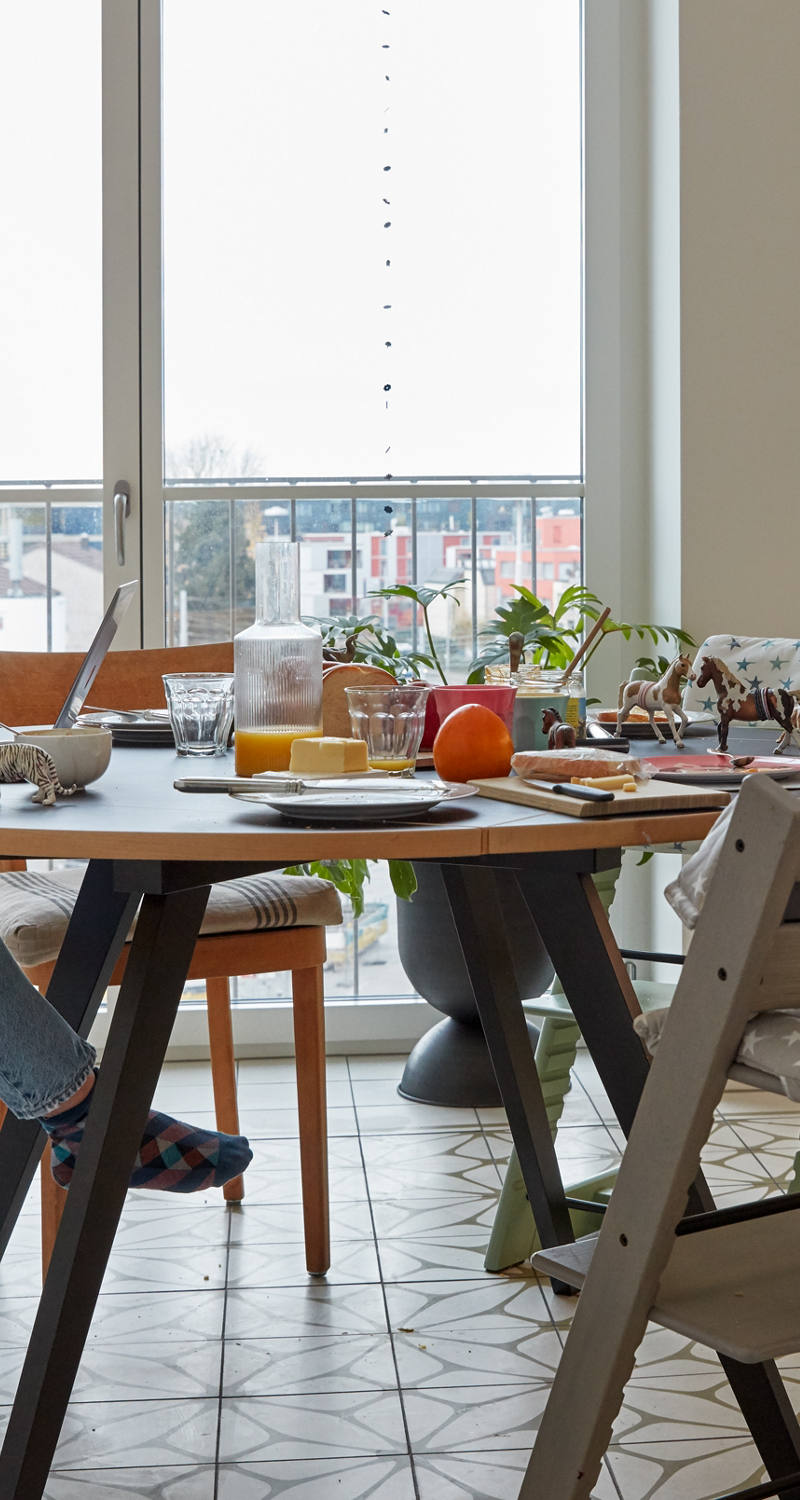 Frau sitzt mit Laptop am Esstisch