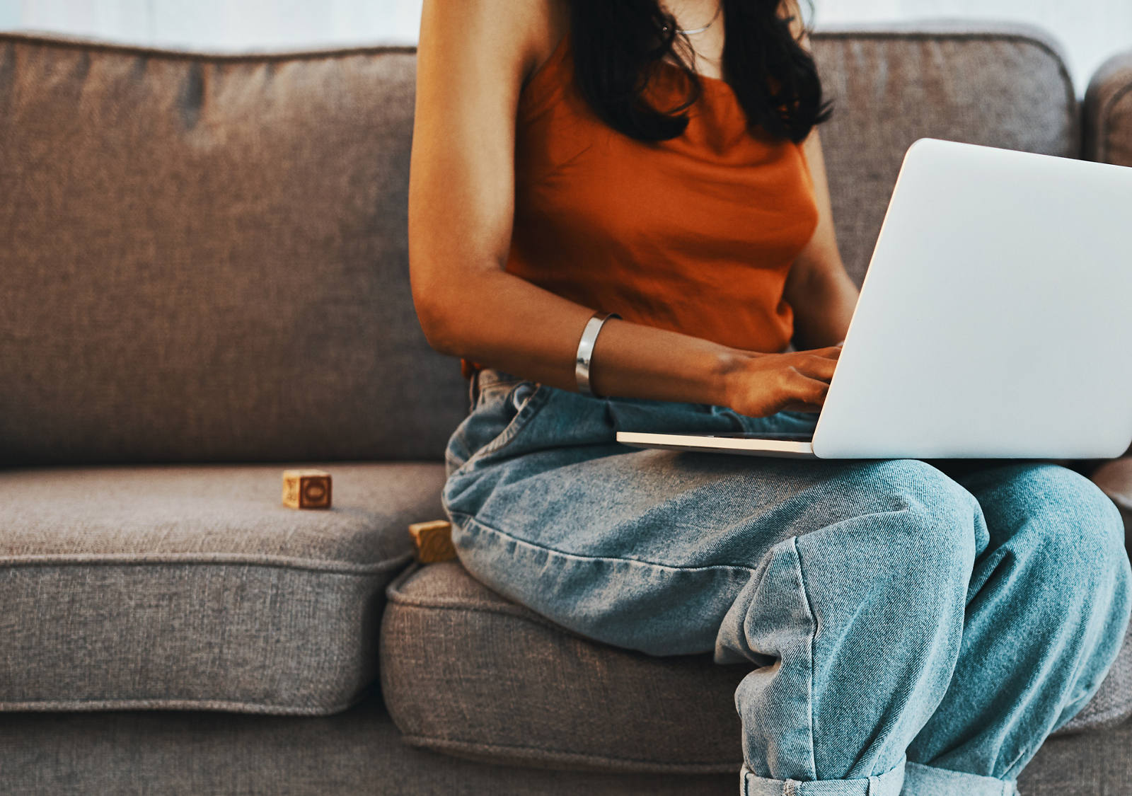 Frau mit Laptop auf dem Sofa
