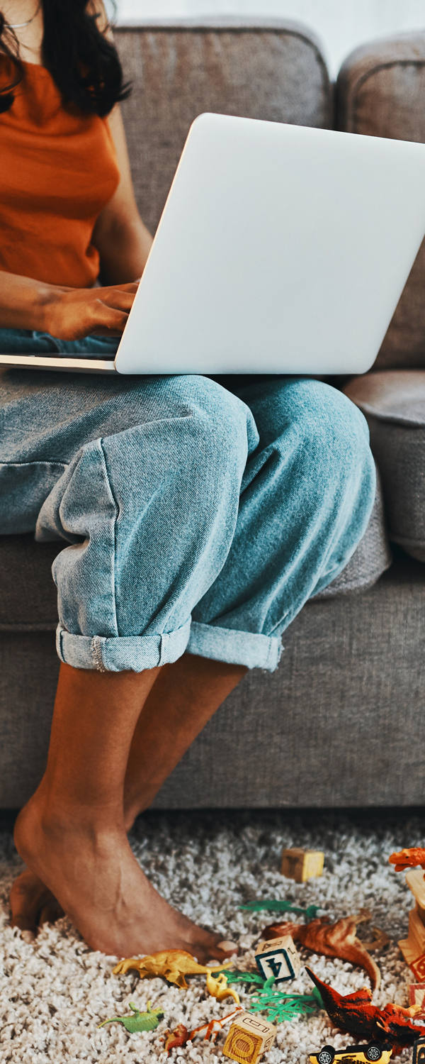 Frau mit Laptop auf dem Sofa