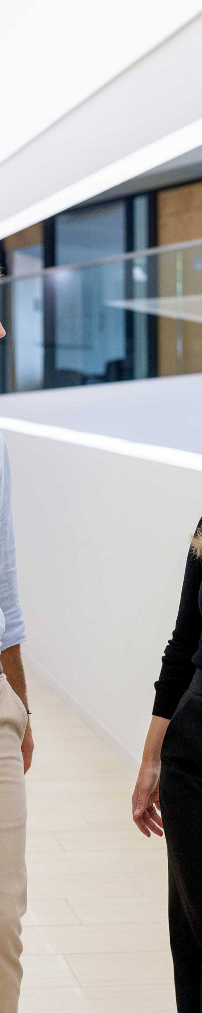 Zwei Mitarbeitende unterhalten sich im Gehen innerhalb der CSS.