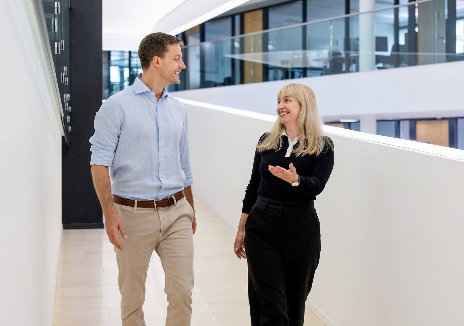 Due collaboratori discutono in camminata all’interno della CSS.